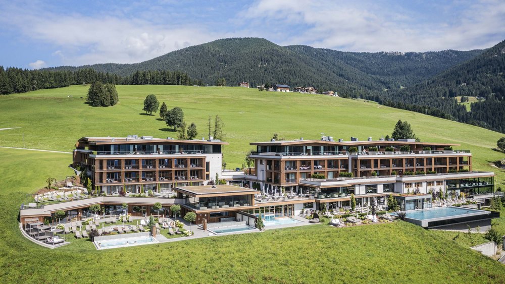 Le foto più belle dell’Alpen Tesitin Hotel moderno con piscine esterne in paesaggio montano verde sotto il sole