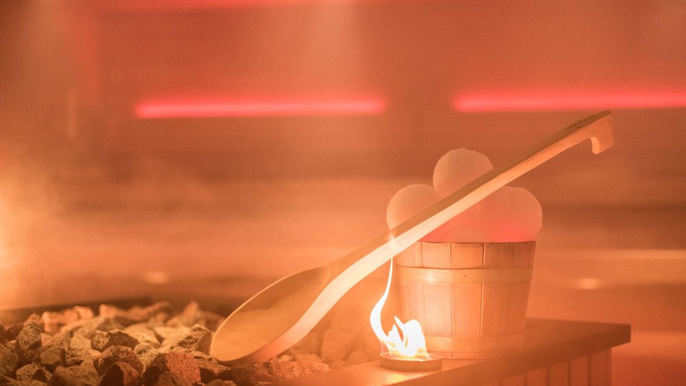 Le foto più belle dell’Alpen Tesitin Sauna con secchio di legno, mestolo e pietre calde