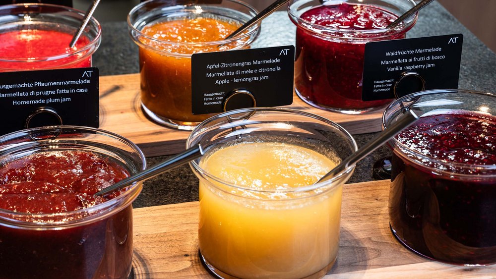 Le foto più belle dell’Alpen Tesitin Barattoli di marmellate fatte in casa su un tagliere di legno