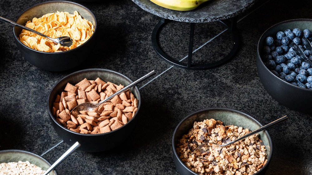 Le foto più belle dell’Alpen Tesitin Ciotole con cereali per la colazione e frutta fresca su tavolo nero