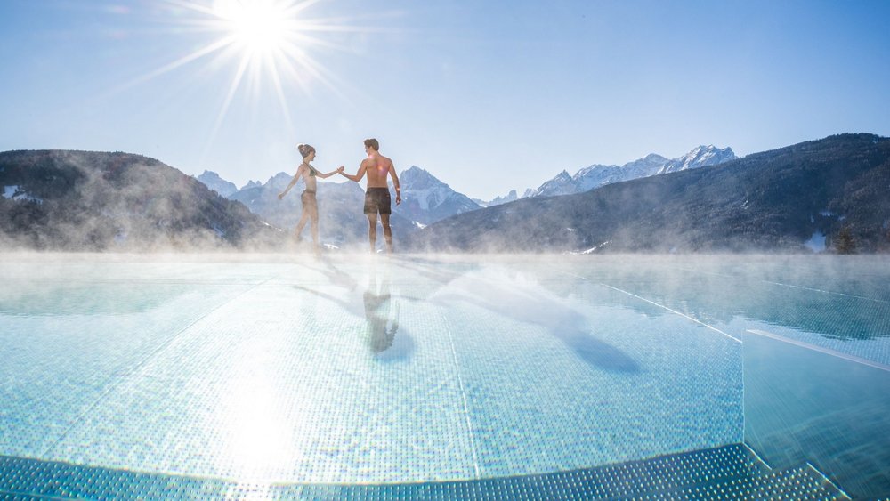 Le foto più belle dell’Alpen Tesitin Coppia in piscina riscaldata con panorama montano e sole