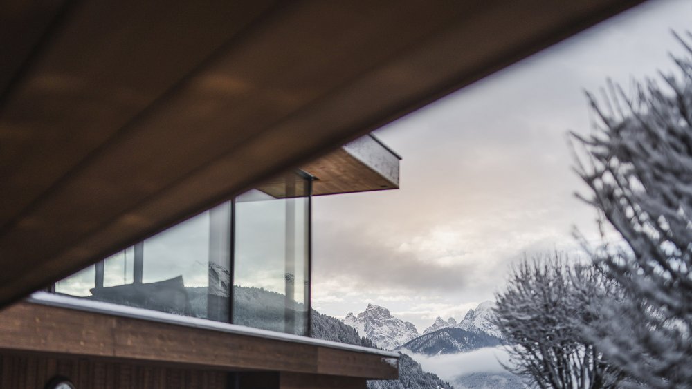 Le foto più belle dell’Alpen Tesitin Balcone in legno moderno con paesaggio montano innevato sullo sfondo