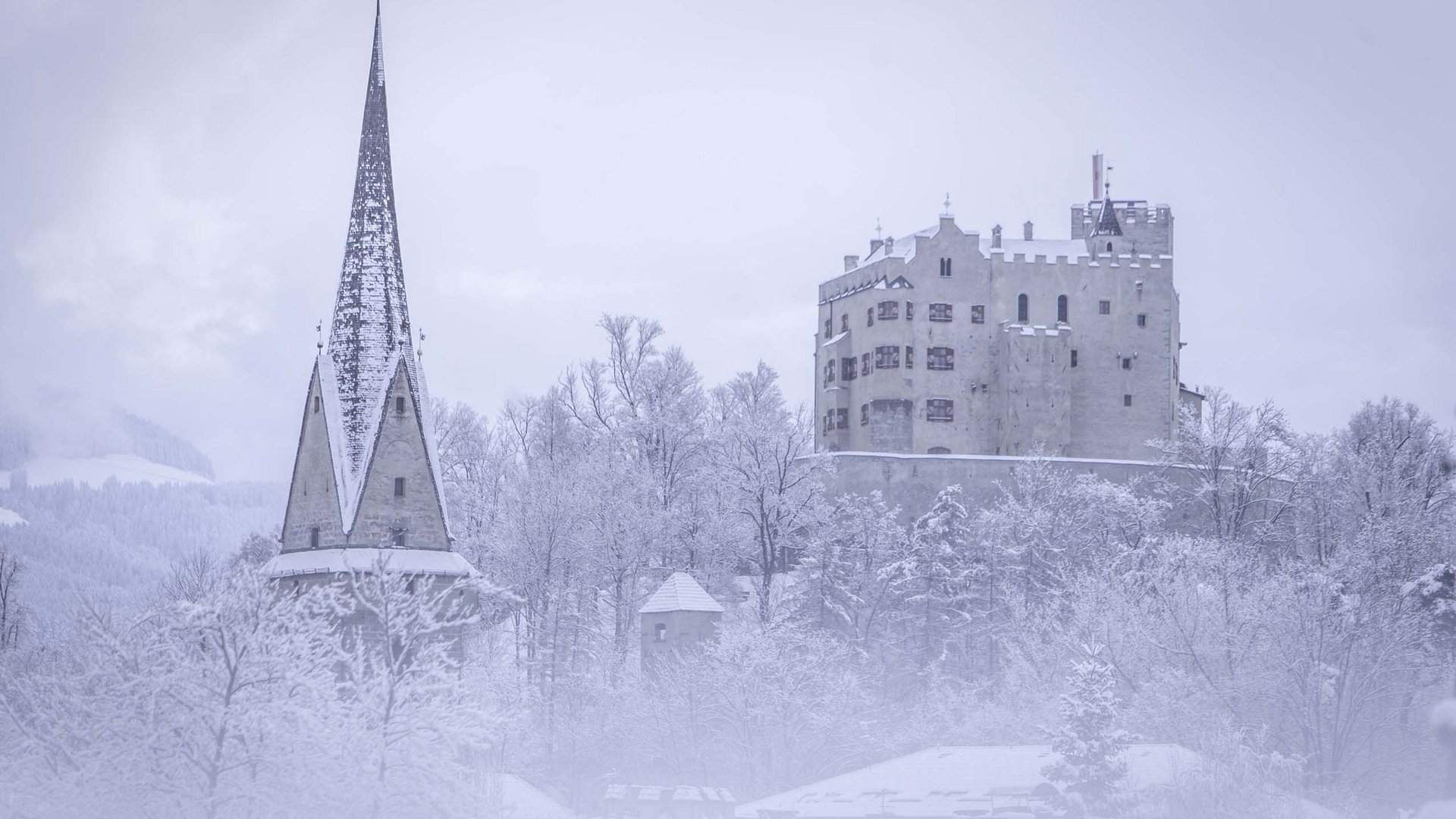 These attractions await you in Val Pusteria/Pustertal! Castle and church in snowy winter forest