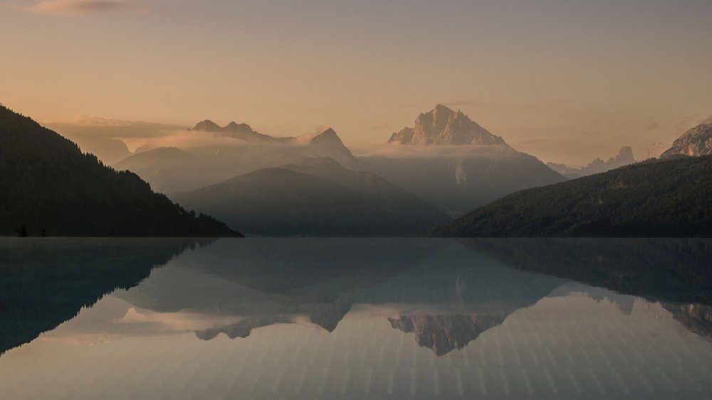 Le foto più belle dell’Alpen Tesitin Paesaggio montano con lago e riflesso all'alba