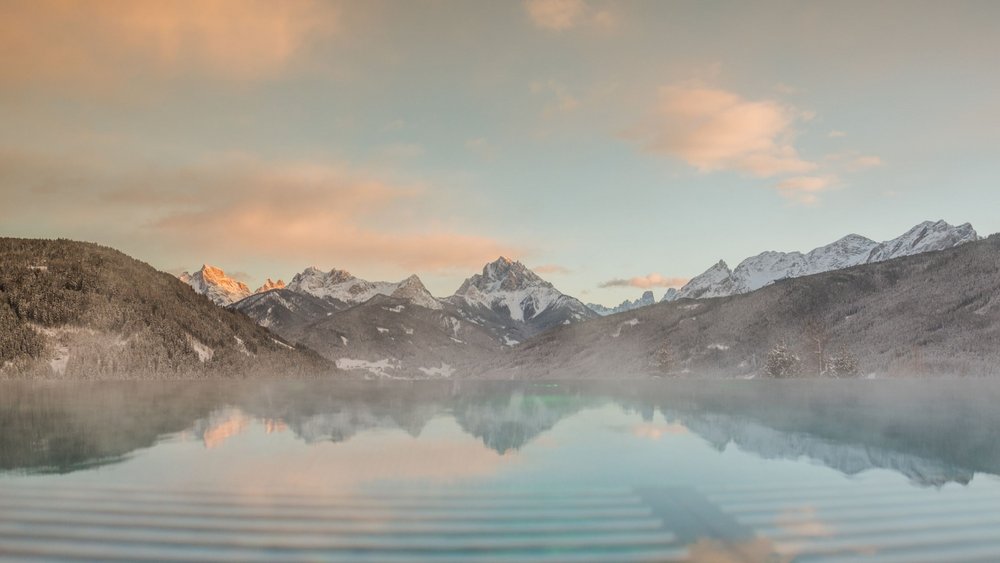 Le foto più belle dell’Alpen Tesitin Paesaggio montano con neve e lago calmo al tramonto