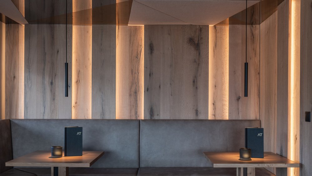 Le foto più belle dell’Alpen Tesitin Ristorante moderno con rivestimenti in legno e area salotto accogliente