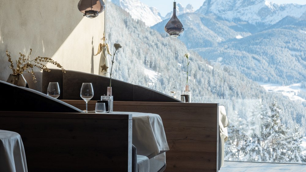 Le foto più belle dell’Alpen Tesitin Ristorante con tavoli e vista sulle montagne innevate