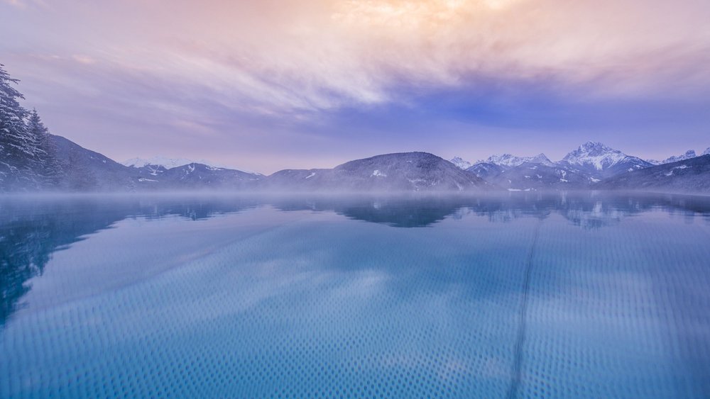 Le foto più belle dell’Alpen Tesitin Lago nebbioso con paesaggio montano sullo sfondo al tramonto