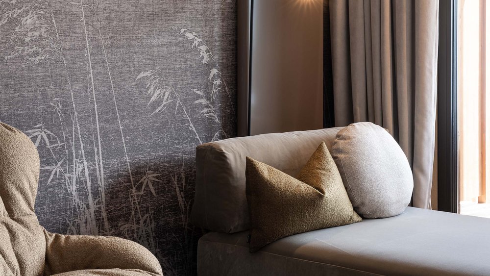 Le foto più belle dell’Alpen Tesitin Angolo salotto accogliente con divano moderno, cuscini e lampada da lettura