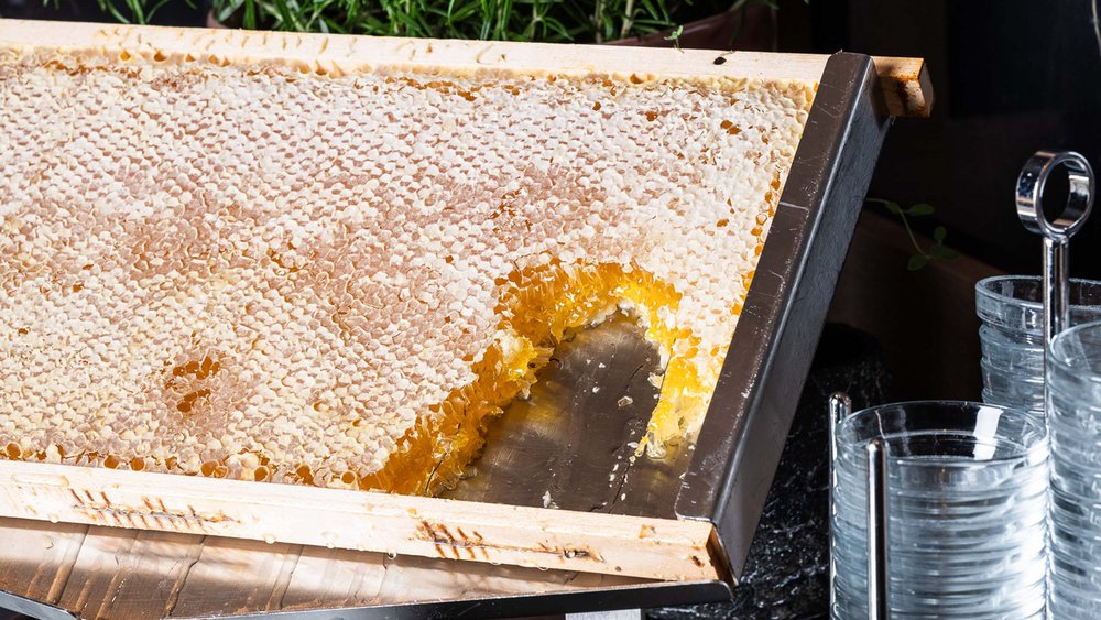 Le foto più belle dell’Alpen Tesitin Favo di miele su supporto con cucchiai e piatto accanto