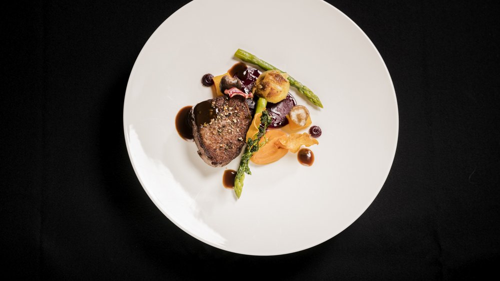 Le foto più belle dell’Alpen Tesitin Bistecca gourmet con asparagi e verdure su piatto bianco