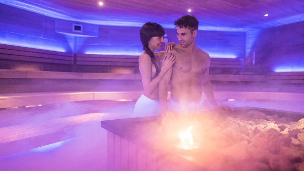 Le foto più belle dell’Alpen Tesitin Coppia che si rilassa in sauna illuminata con vapore