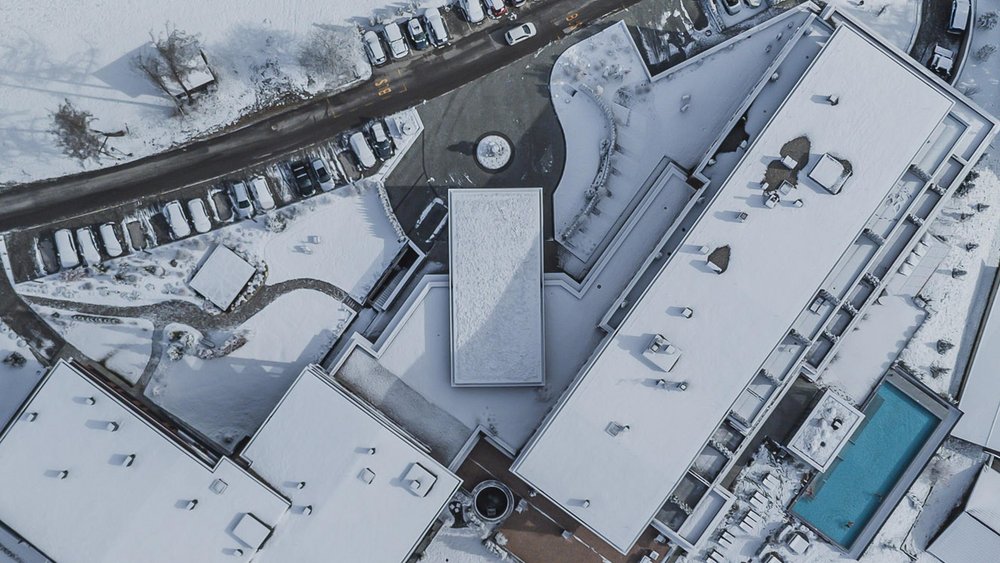 Le foto più belle dell’Alpen Tesitin Vista aerea di edificio innevato con piscine blu e auto parcheggiate