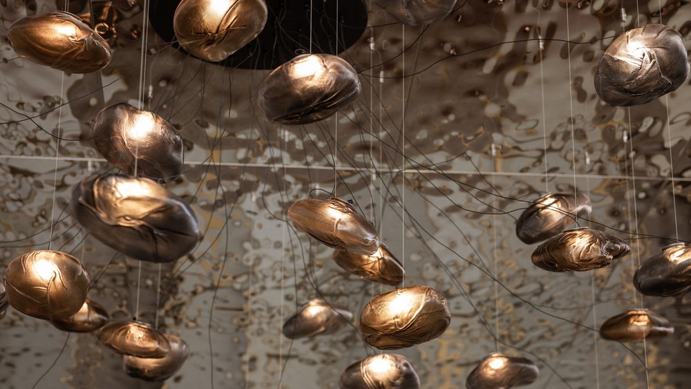 Le foto più belle dell’Alpen Tesitin Lampade dorate in pelle appese a sottili fili di metallo