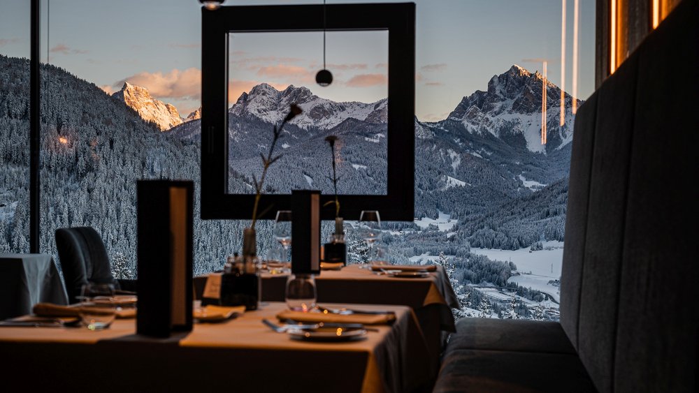 Le foto più belle dell’Alpen Tesitin Ristorante con vista sulle montagne innevate al tramonto