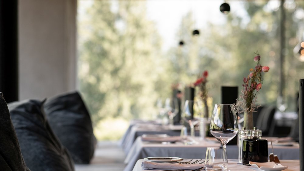 Le foto più belle dell’Alpen Tesitin Tavolo apparecchiato in ristorante moderno con bicchiere e posate