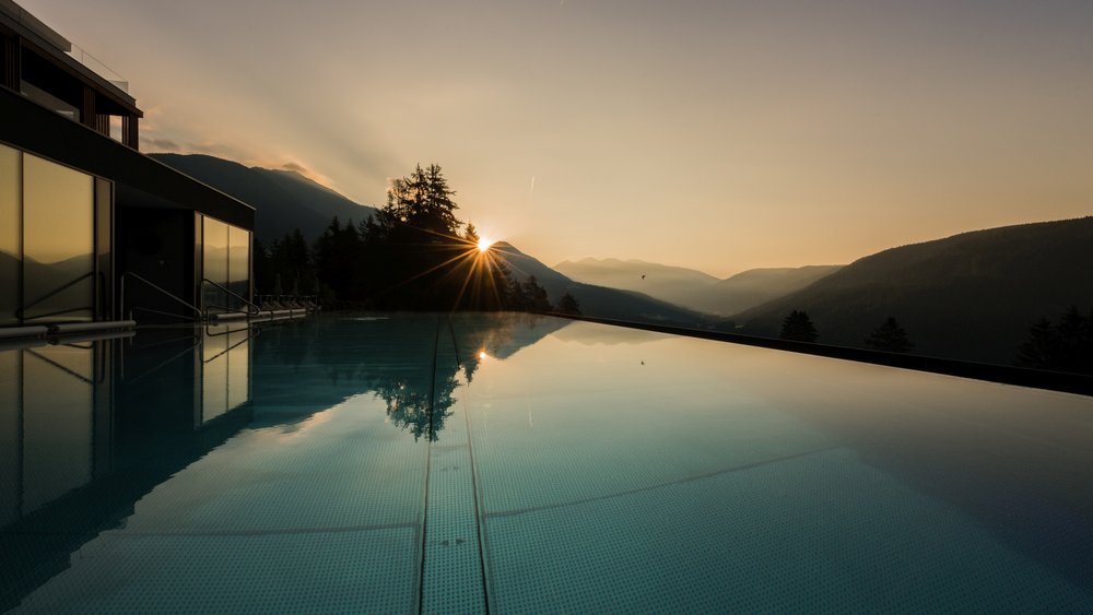 Le foto più belle dell’Alpen Tesitin Piscina a sfioro con vista sulle montagne al tramonto