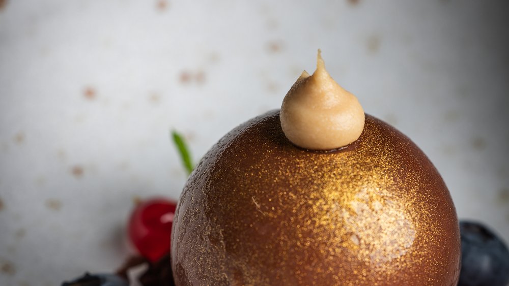 Le foto più belle dell’Alpen Tesitin Sfera di cioccolato dorato con crema e frutti di bosco su base di cioccolato