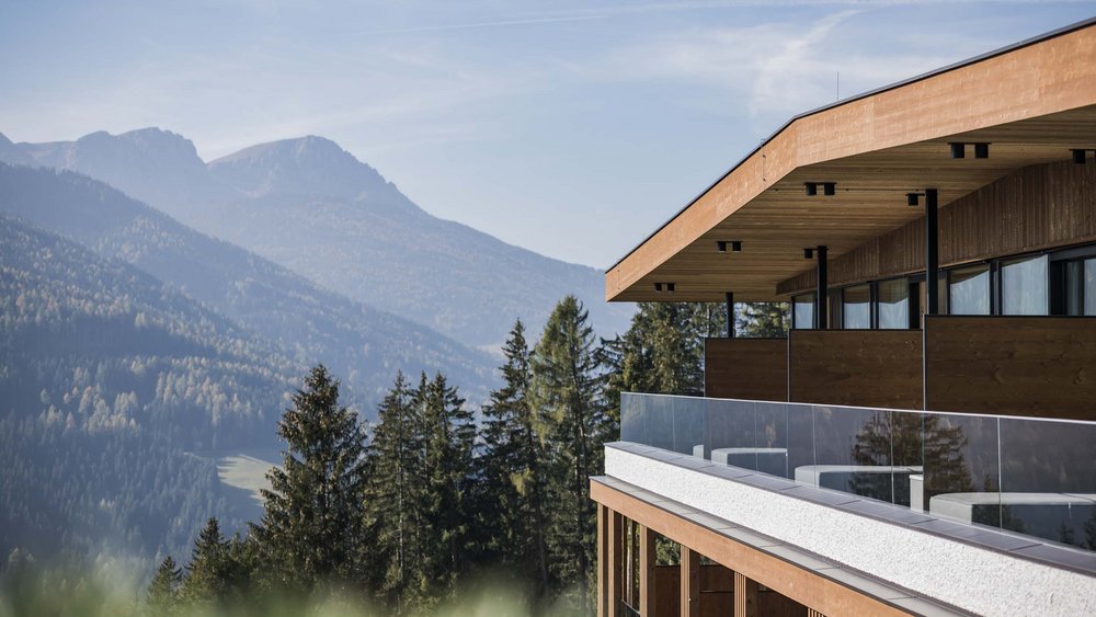Le foto più belle dell’Alpen Tesitin Balcone moderno in legno con ringhiera in vetro con vista su foresta e montagne
