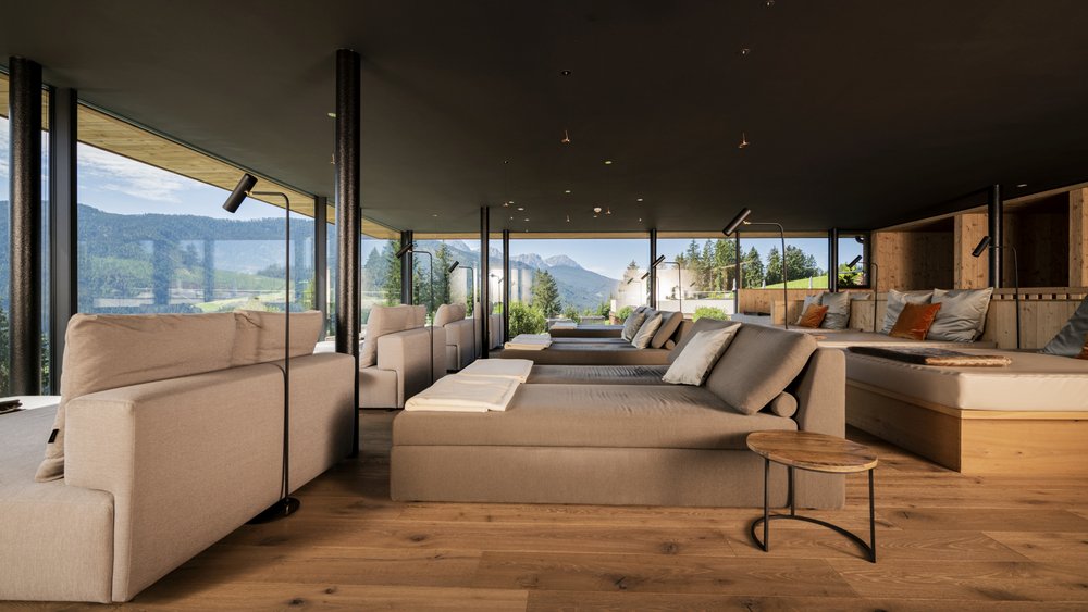 Le foto più belle dell’Alpen Tesitin Lounge moderna con divani comodi e vista panoramica sulle montagne