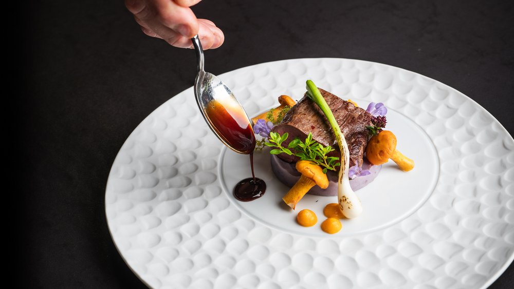 Le foto più belle dell’Alpen Tesitin Mano versa salsa su piatto di carne raffinato su piatto bianco