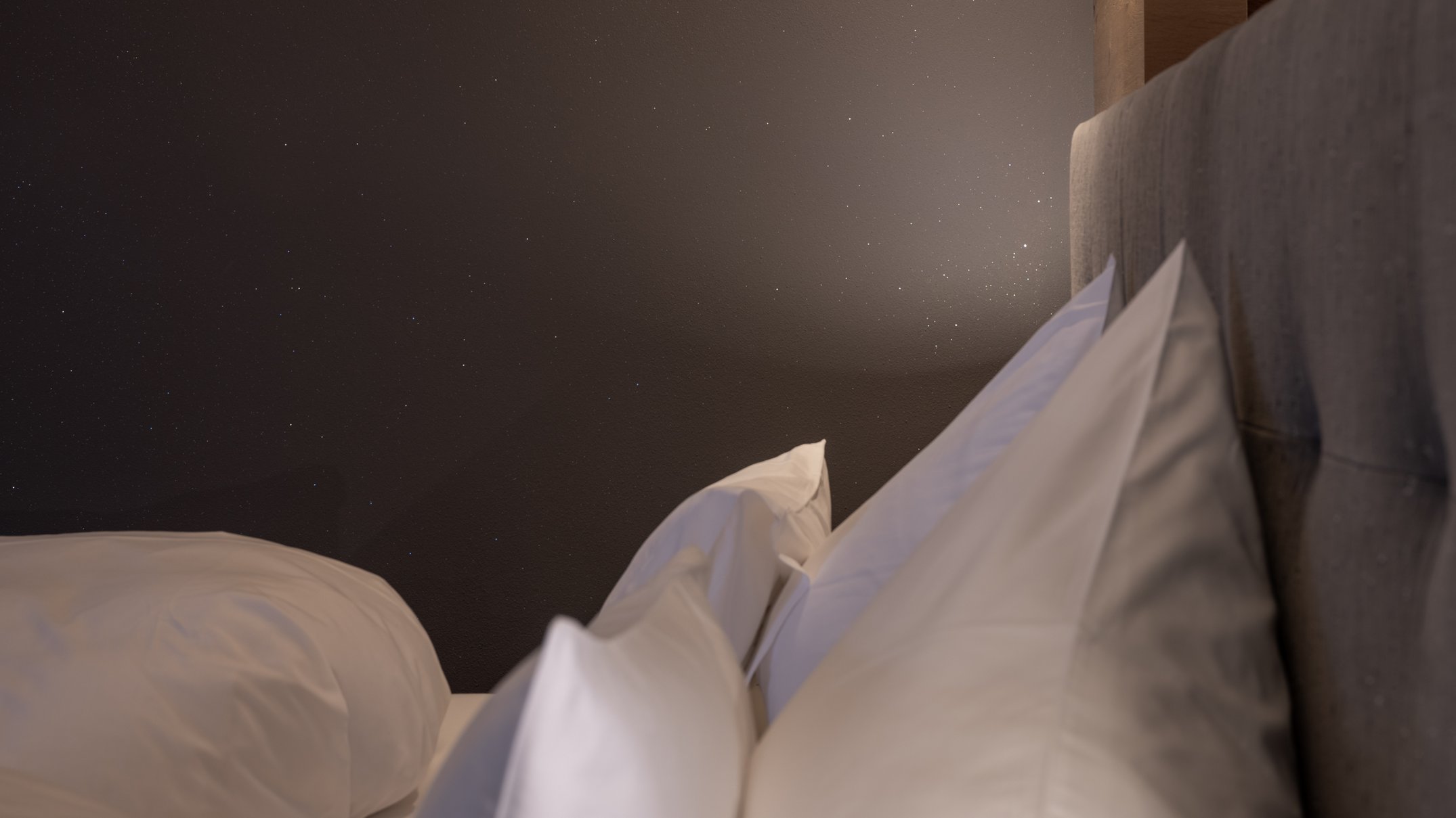 Ihr Hotel im Pustertal mit 5 Sternen: Alpen Tesitin Nahaufnahme von weißen Kissen auf einem Bett mit grauem Kopfteil