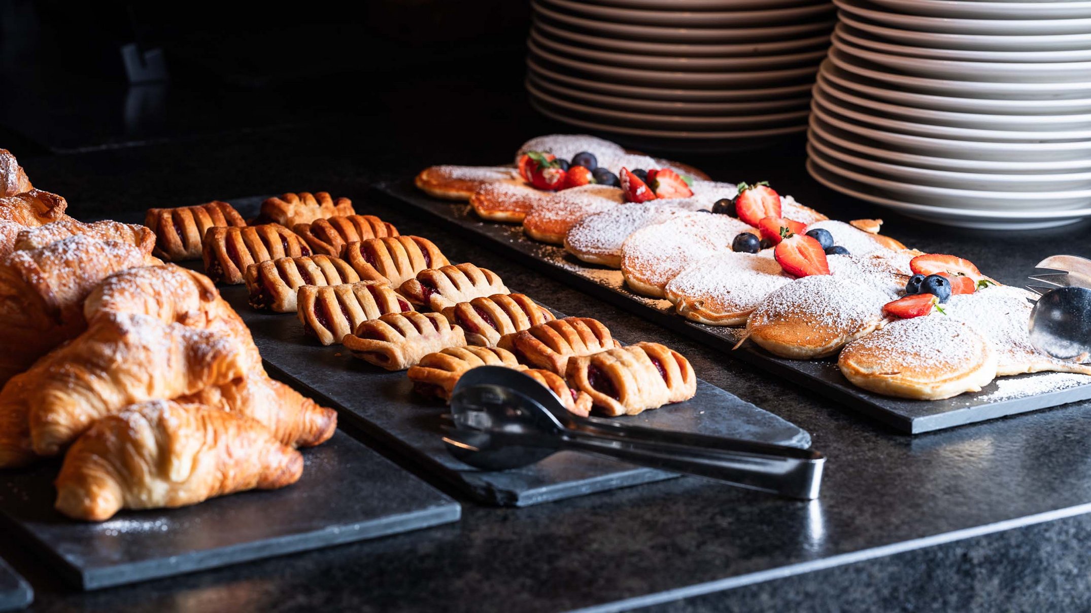 Ihr Hotel im Pustertal mit 5 Sternen: Alpen Tesitin Frühstücksbuffet mit Croissants, Gebäck und Pfannkuchen mit Beeren