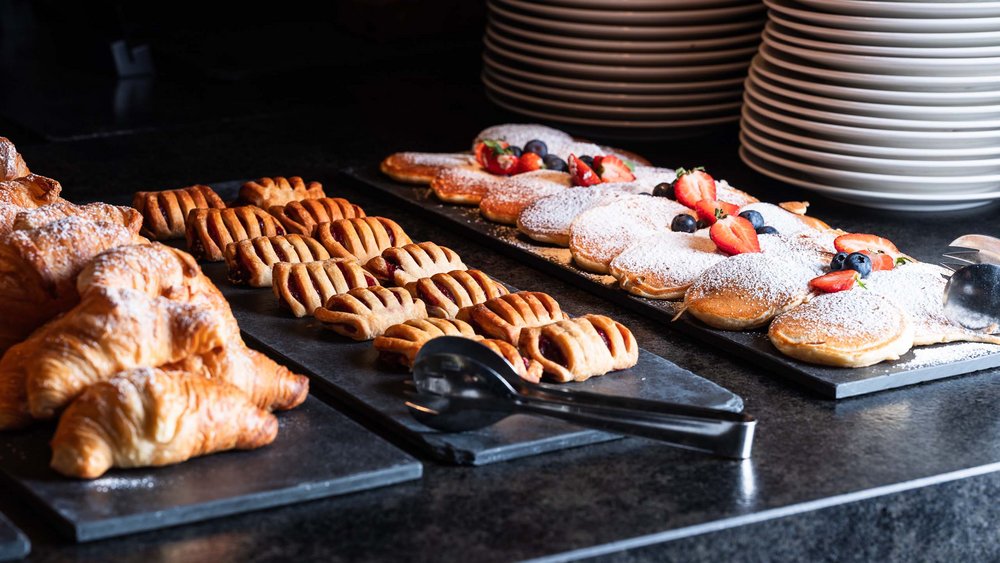 Le foto più belle dell’Alpen Tesitin Buffet colazione con croissant, pasticceria e pancake con frutti di bosco