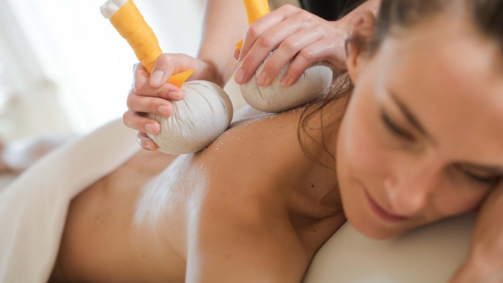 Le foto più belle dell’Alpen Tesitin Donna riceve massaggio con sacchetti di erbe sulla schiena