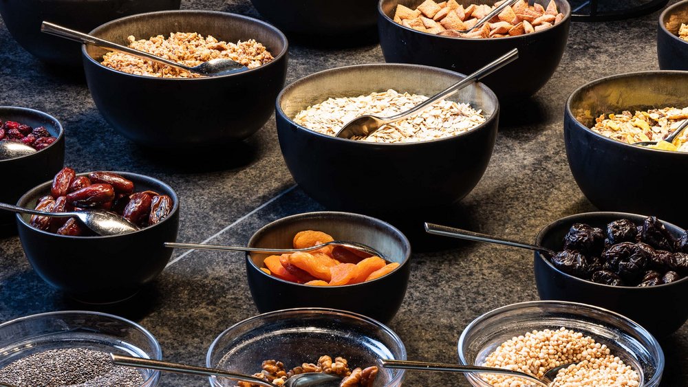 Le foto più belle dell’Alpen Tesitin Ciotole con frutta secca, noci e cereali su tavolo grigio