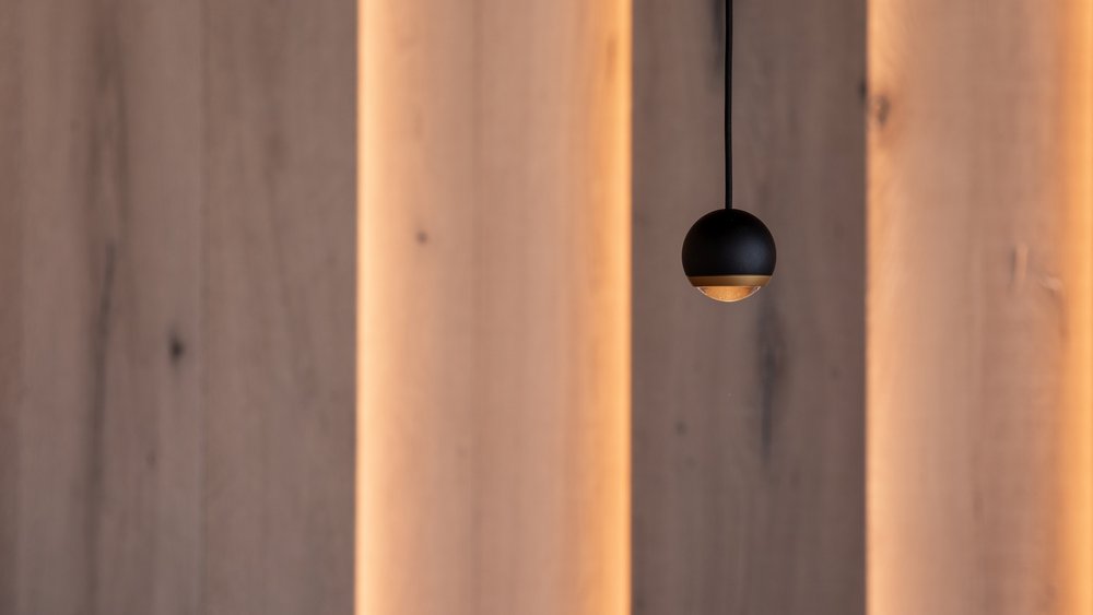 Le foto più belle dell’Alpen Tesitin Lampada a sospensione nera davanti a pannello di legno illuminato