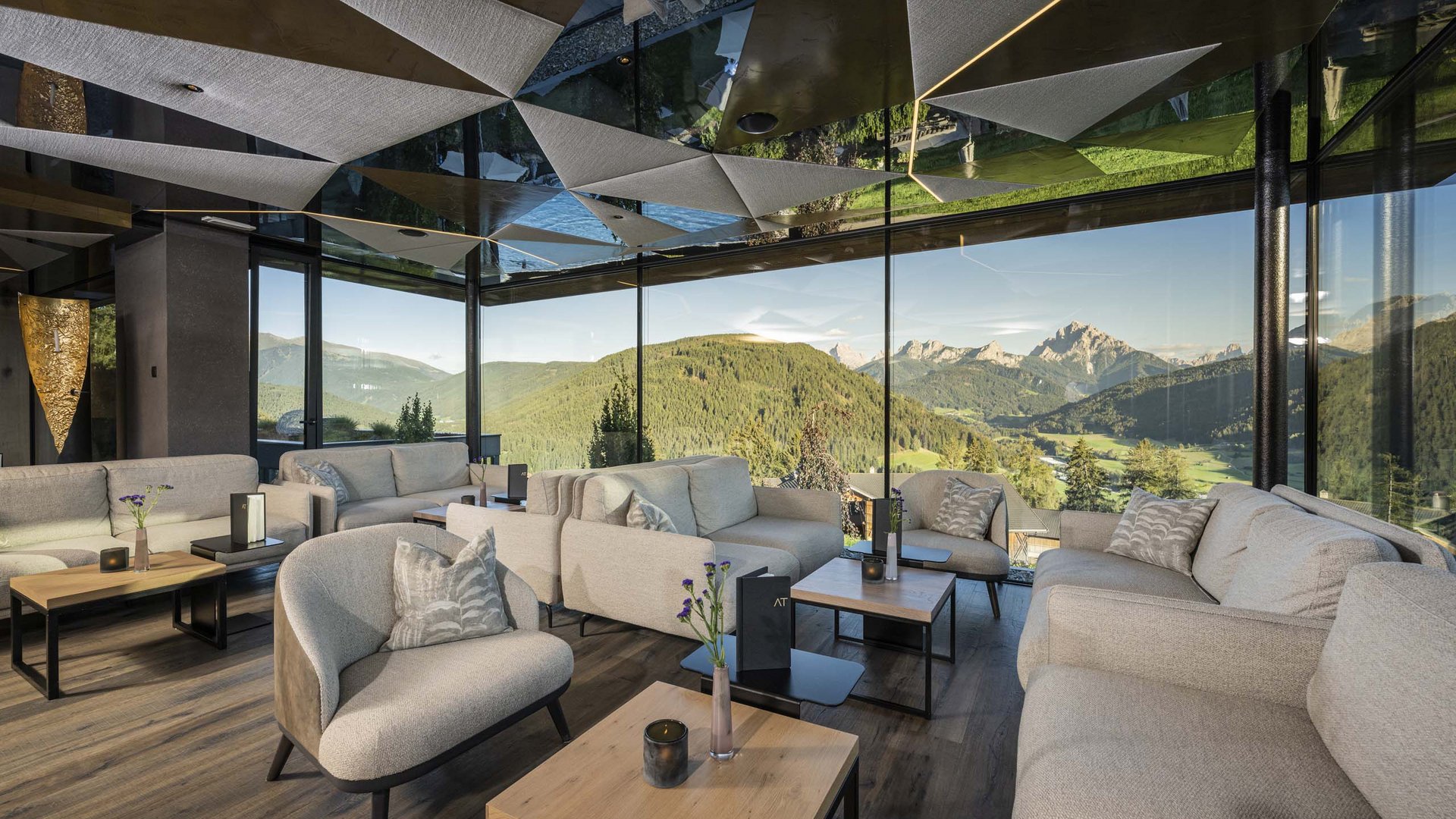 Ihr Hotel im Pustertal mit 5 Sternen: Alpen Tesitin Modernes Wohnzimmer mit großen Fenstern und Bergblick