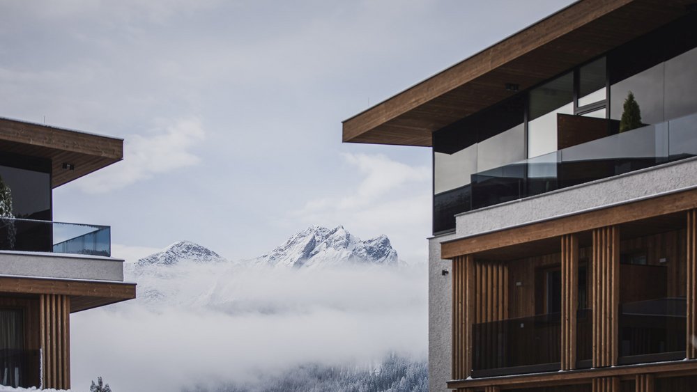 Le foto più belle dell’Alpen Tesitin Case moderne con montagne innevate e nebbia sullo sfondo