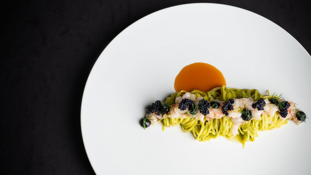 Le foto più belle dell’Alpen Tesitin Pasta verde con gamberi e caviale nero su piatto bianco