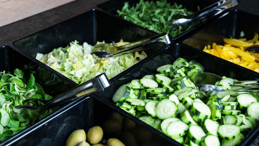 Le foto più belle dell’Alpen Tesitin Buffet di insalate con cetrioli, olive, lattuga e peperoni in contenitori neri
