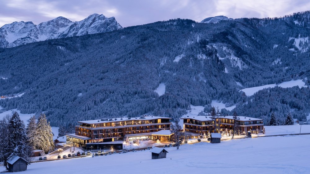 Le foto più belle dell’Alpen Tesitin Hotel illuminato in paesaggio invernale innevato con montagne sullo sfondo