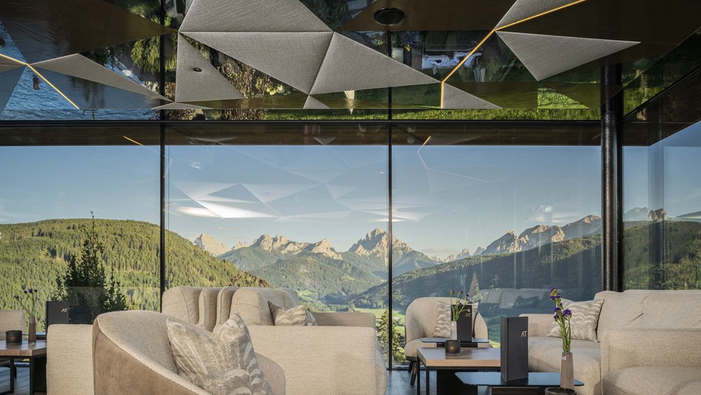 Le foto più belle dell’Alpen Tesitin Lounge moderna con vista panoramica su montagne e valle attraverso parete di vetro