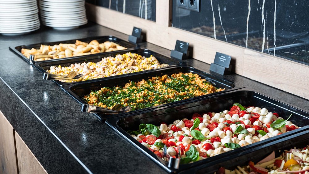 Le foto più belle dell’Alpen Tesitin Buffet con insalate e antipasti assortiti su piano di lavoro nero