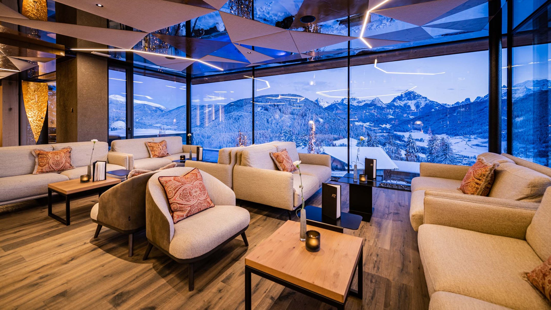 Ihr Hotel im Pustertal mit 5 Sternen: Alpen Tesitin Gemütlicher Lounge-Bereich mit Panoramablick auf verschneite Berge