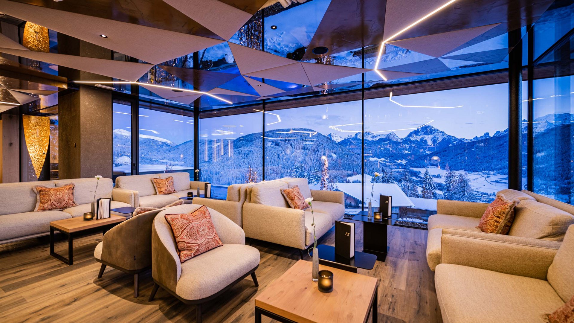 Ihr Hotel im Pustertal mit 5 Sternen: Alpen Tesitin Gemütlicher Lounge-Bereich mit Panoramablick auf verschneite Berge