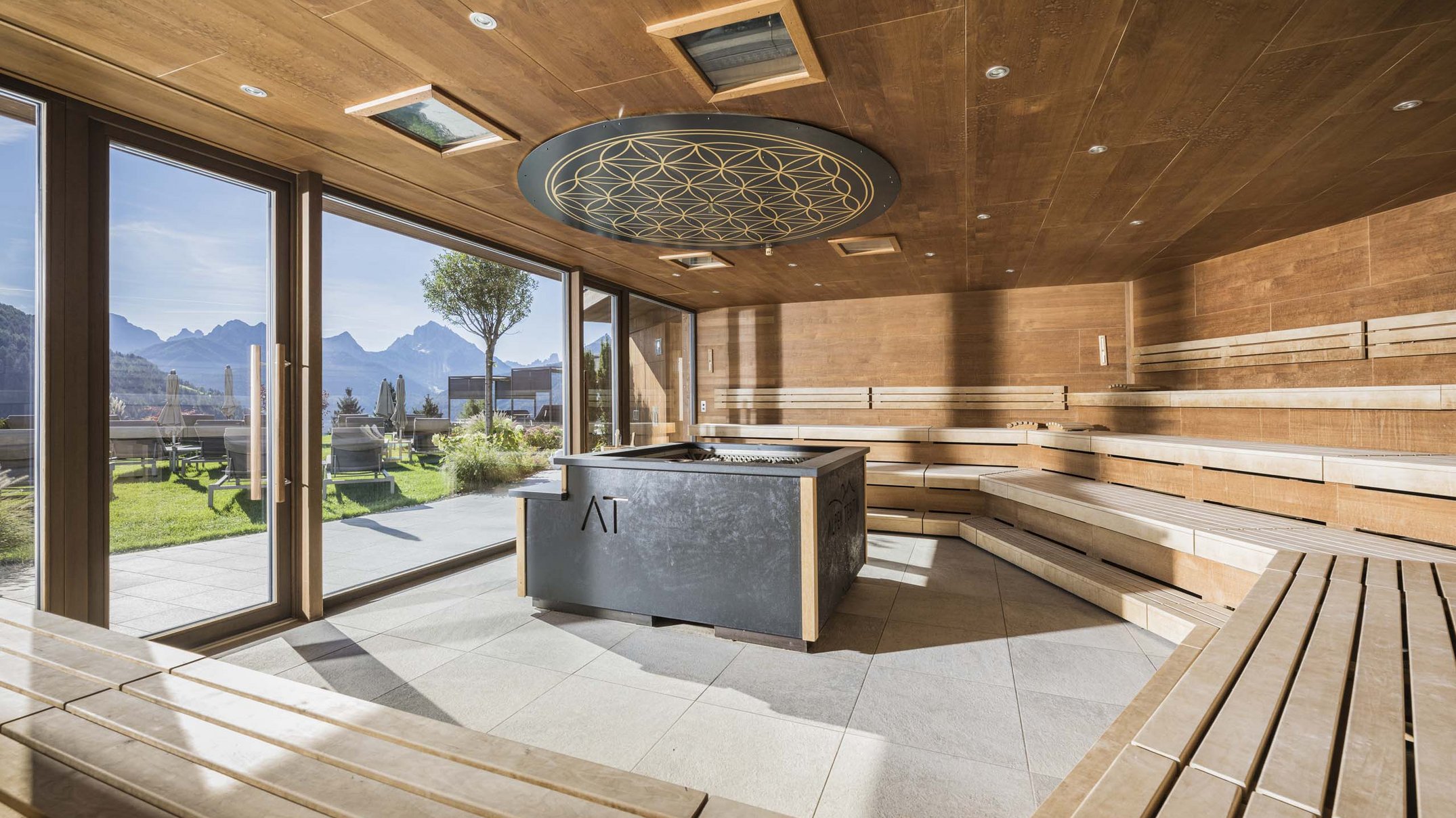 Ihr Hotel im Pustertal mit 5 Sternen: Alpen Tesitin Moderne Holzsauna mit Panoramafenstern und Bergblick