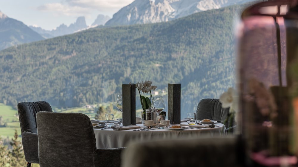 Le foto più belle dell’Alpen Tesitin Tavolo da pranzo elegante con vista sulle montagne
