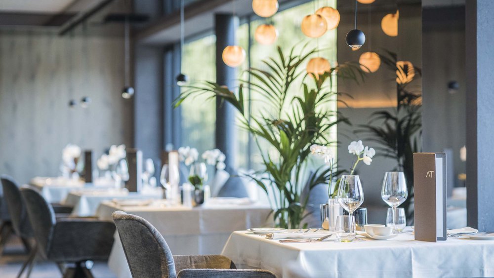 Le foto più belle dell’Alpen Tesitin Ristorante elegante con tovaglie bianche e lampade moderne