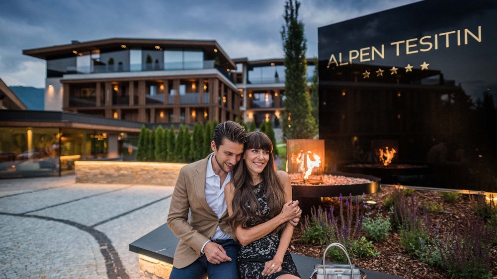 Le foto più belle dell’Alpen Tesitin Coppia seduta la sera davanti all'hotel Alpen Tesitin con focolare