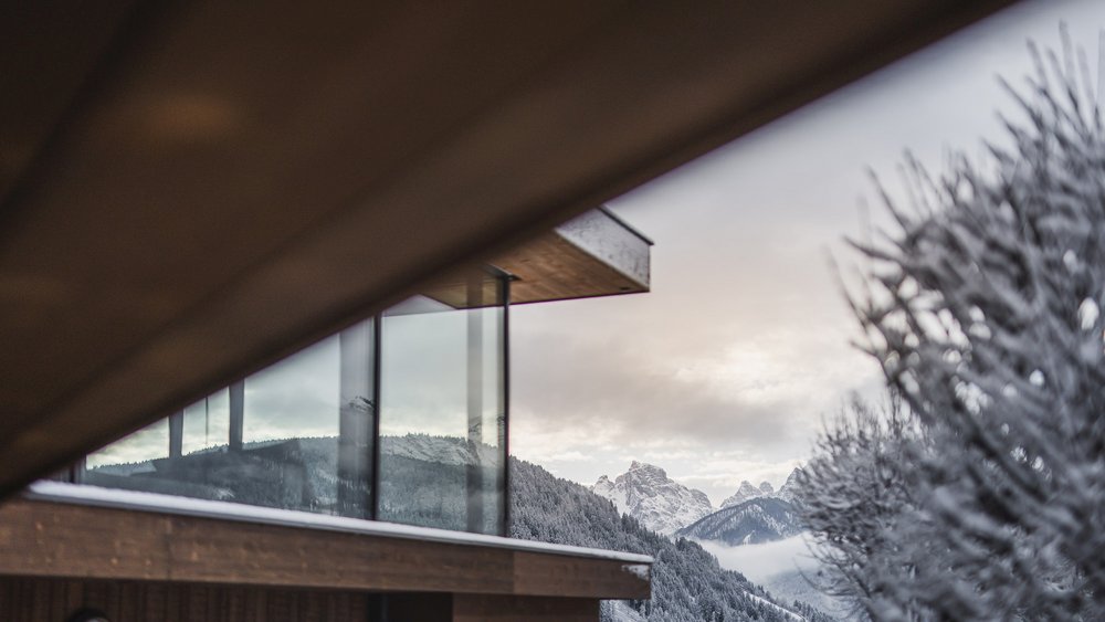 Le foto più belle dell’Alpen Tesitin Casa moderna con grandi finestre affacciata su montagna innevata