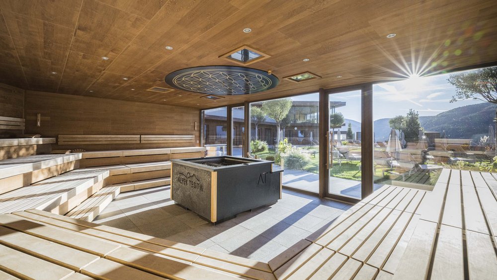 Le foto più belle dell’Alpen Tesitin Sauna moderna con rivestimento in legno e grandi finestre panoramiche