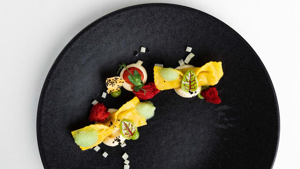 Le foto più belle dell’Alpen Tesitin Antipasto gourmet artistico su piatto nero