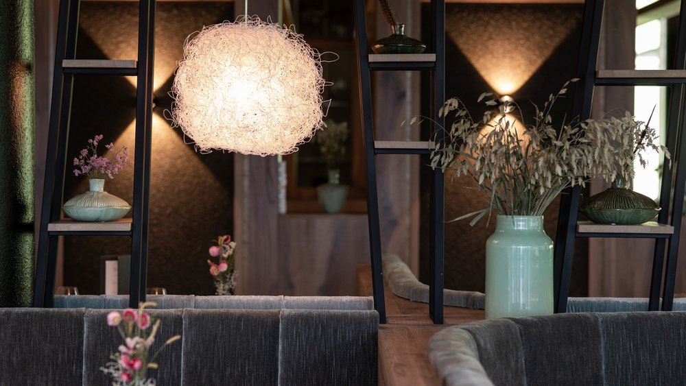 Le foto più belle dell’Alpen Tesitin Salotto accogliente con lampade e vasi decorativi su scaffali