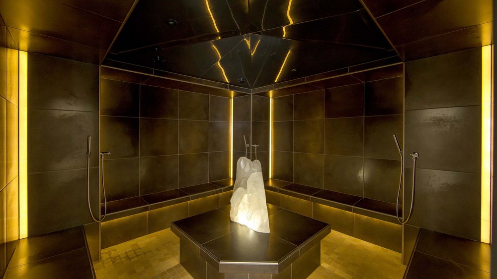 Le foto più belle dell’Alpen Tesitin Sala vapore moderna con cristallo illuminato al centro e pareti marroni