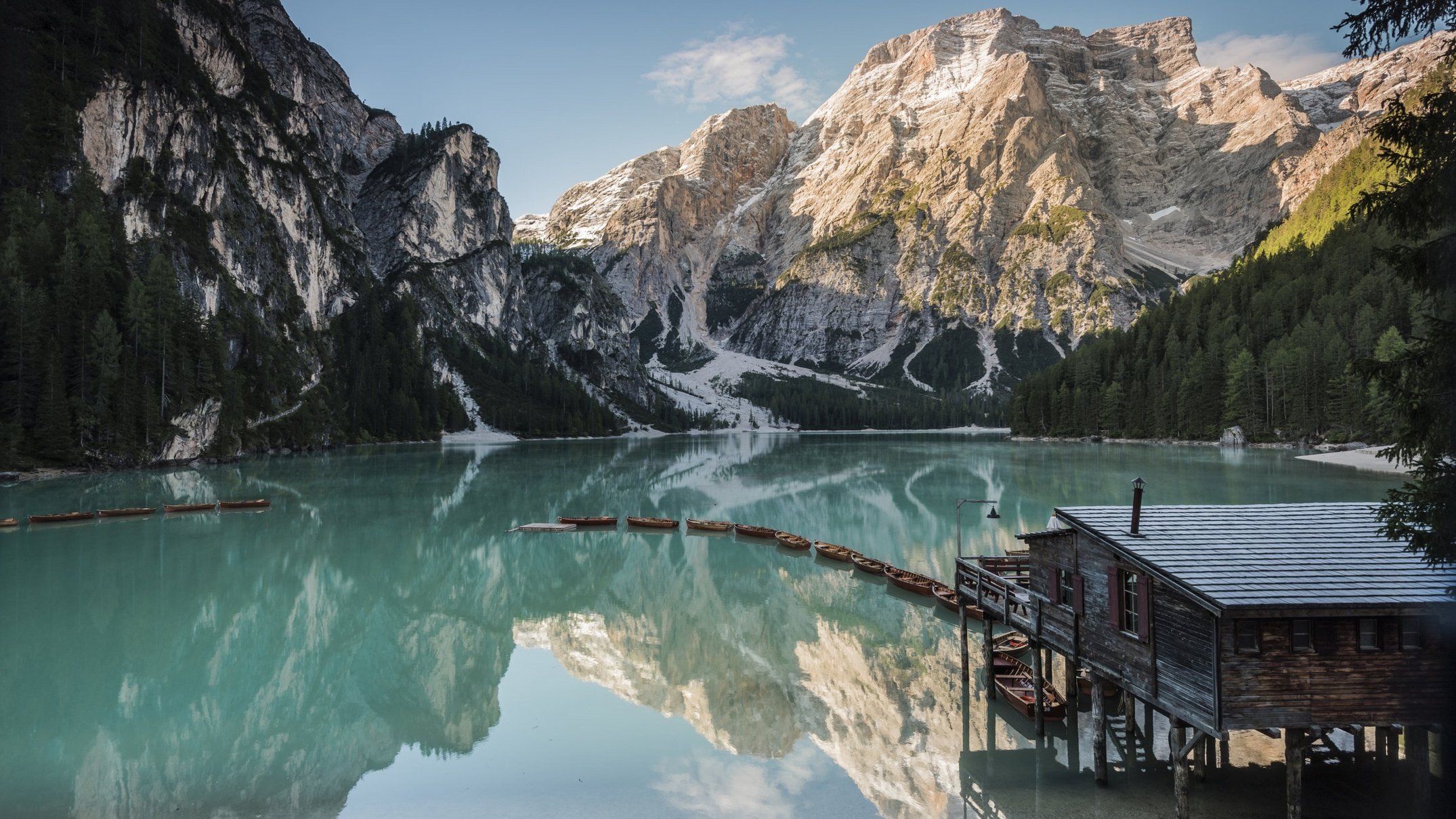 Ihr Hotel im Pustertal mit 5 Sternen: Alpen Tesitin Bergsee mit Bootssteg und reflektierenden Bergen im klaren Wasser